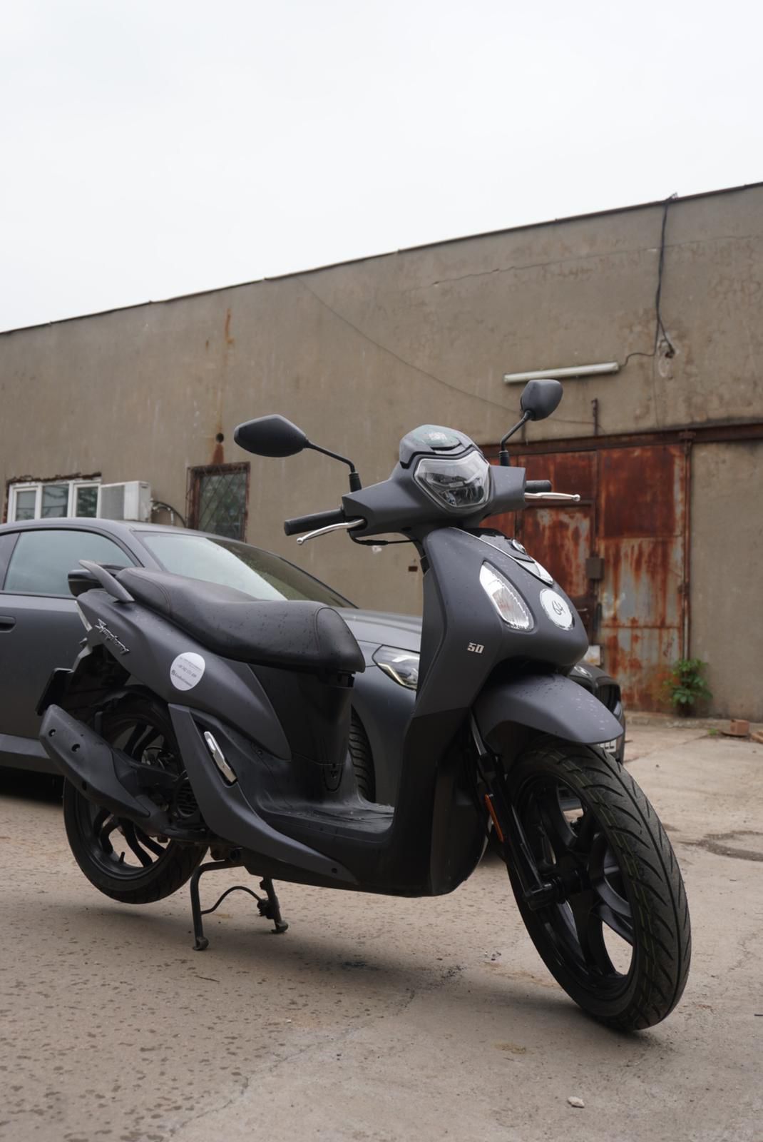 Scutere moderne 125cc KIRIS RENT pregătite pentru închiriere și livrări